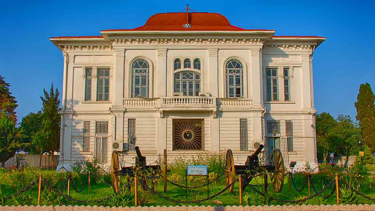 the exterior view of Bandar Anzali Palace Military Museum
