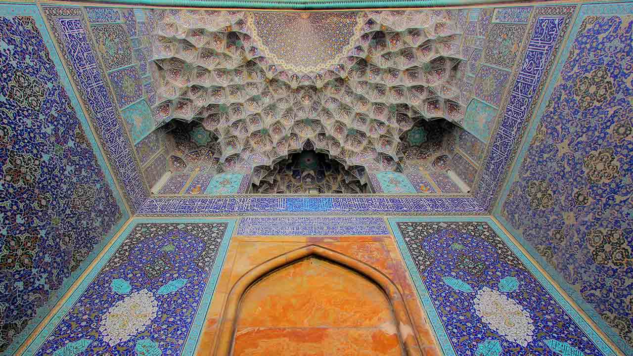 The entrance of Abbasi Jameh Mosque